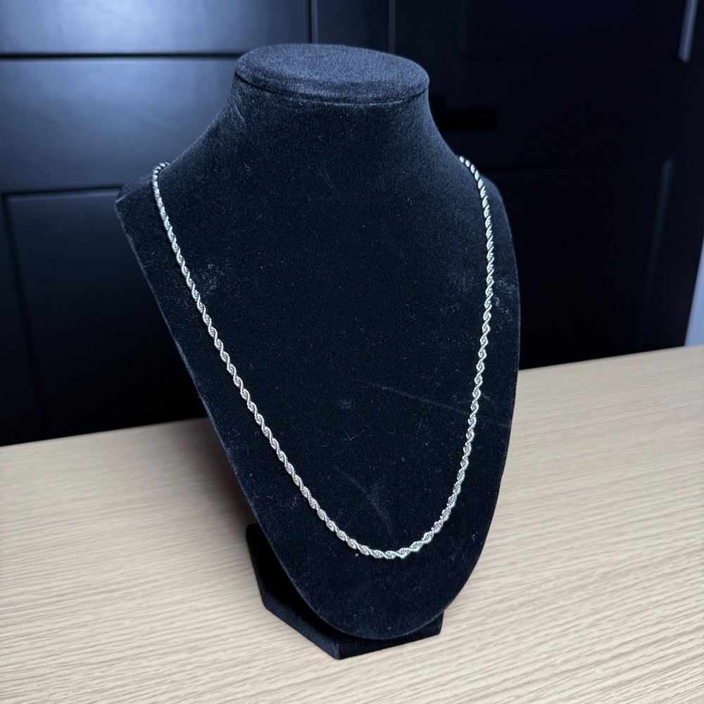 SILVER ELEGANT CHAIN NECKLACE PRETTY SIMPLE JEWELRY
